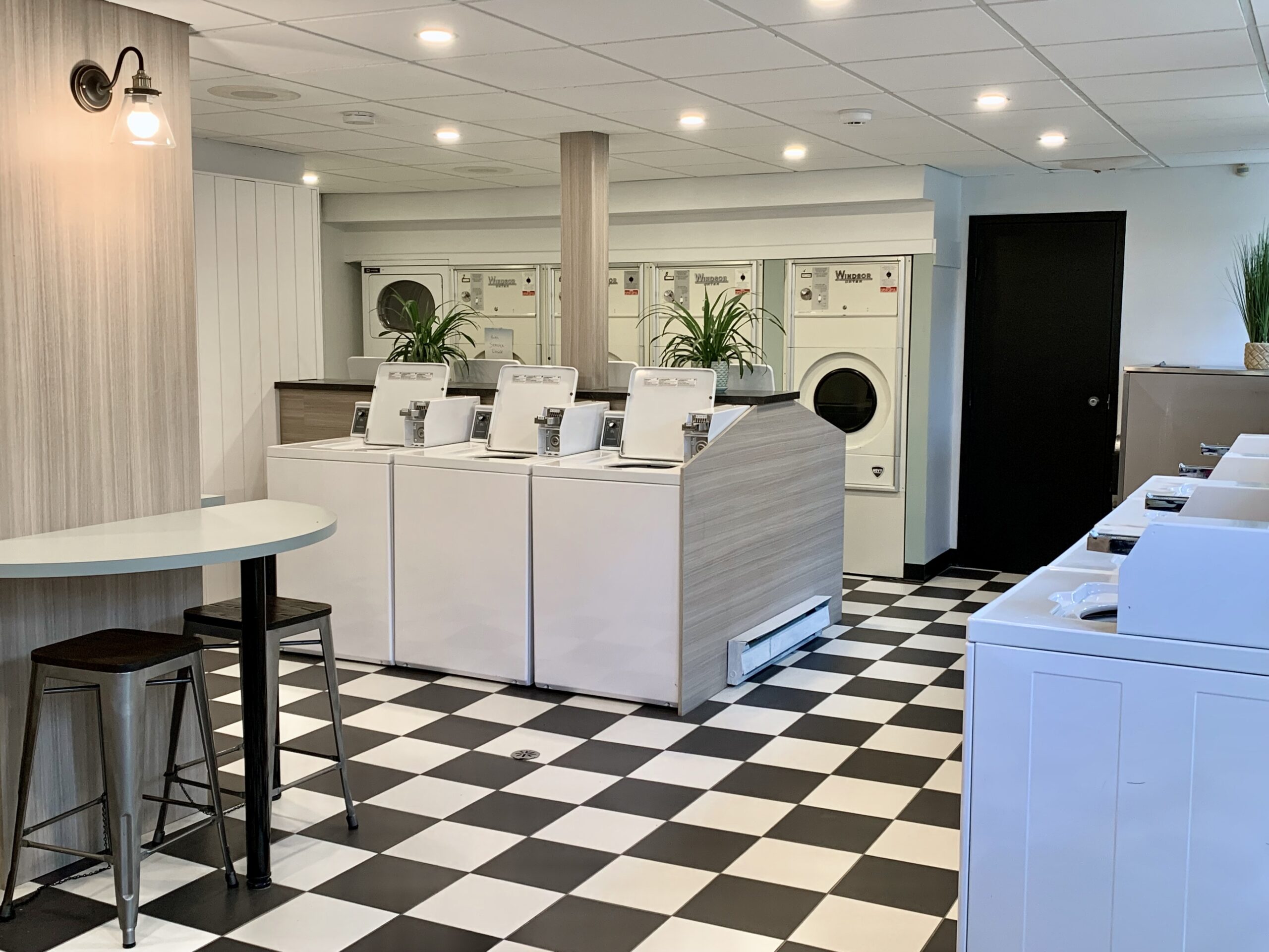 buanderette_centre_ville_interieur_vue_generale_2_commercial_struktura_2024