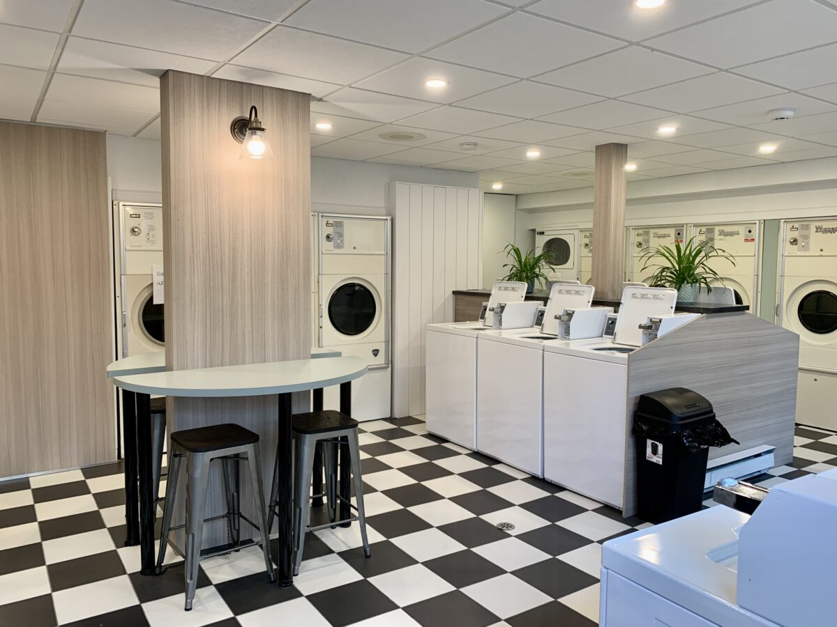 buanderette_centre_ville_interieur_vue_generale_commercial_struktura_2024